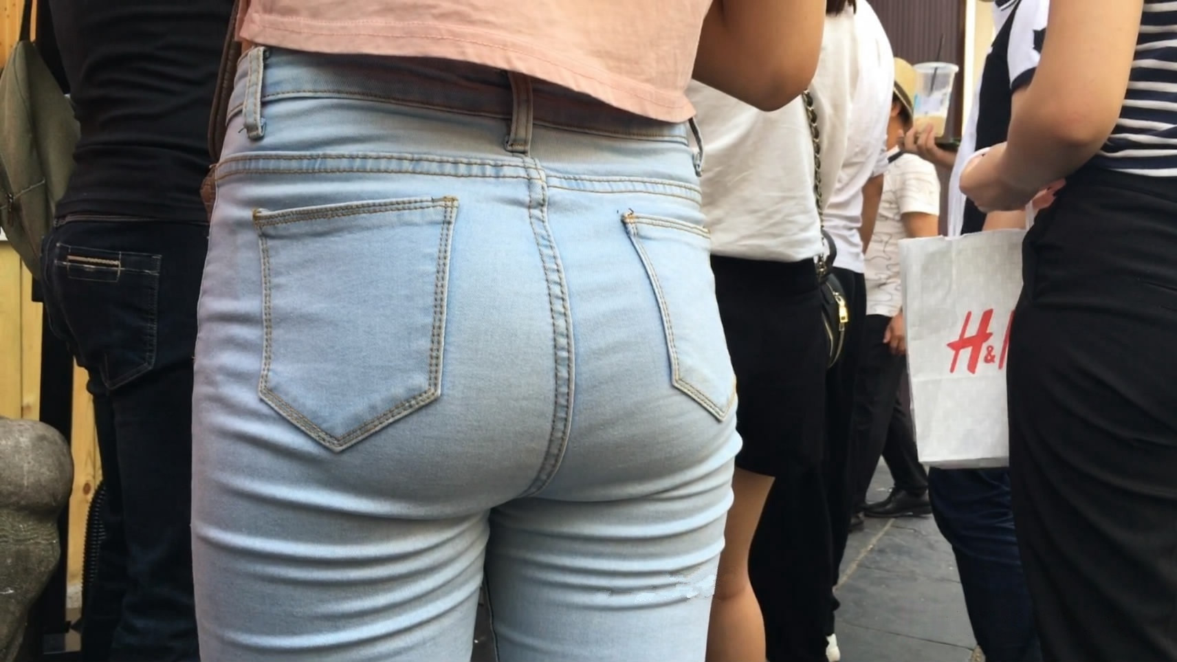 喝冷饮等公交的蓝牛小妹[MP4/1.9GB]