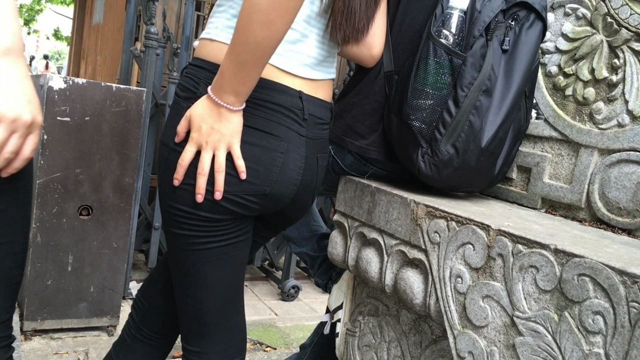 极品紧身黑裤丰臀眼镜妹[MP4/2GB]