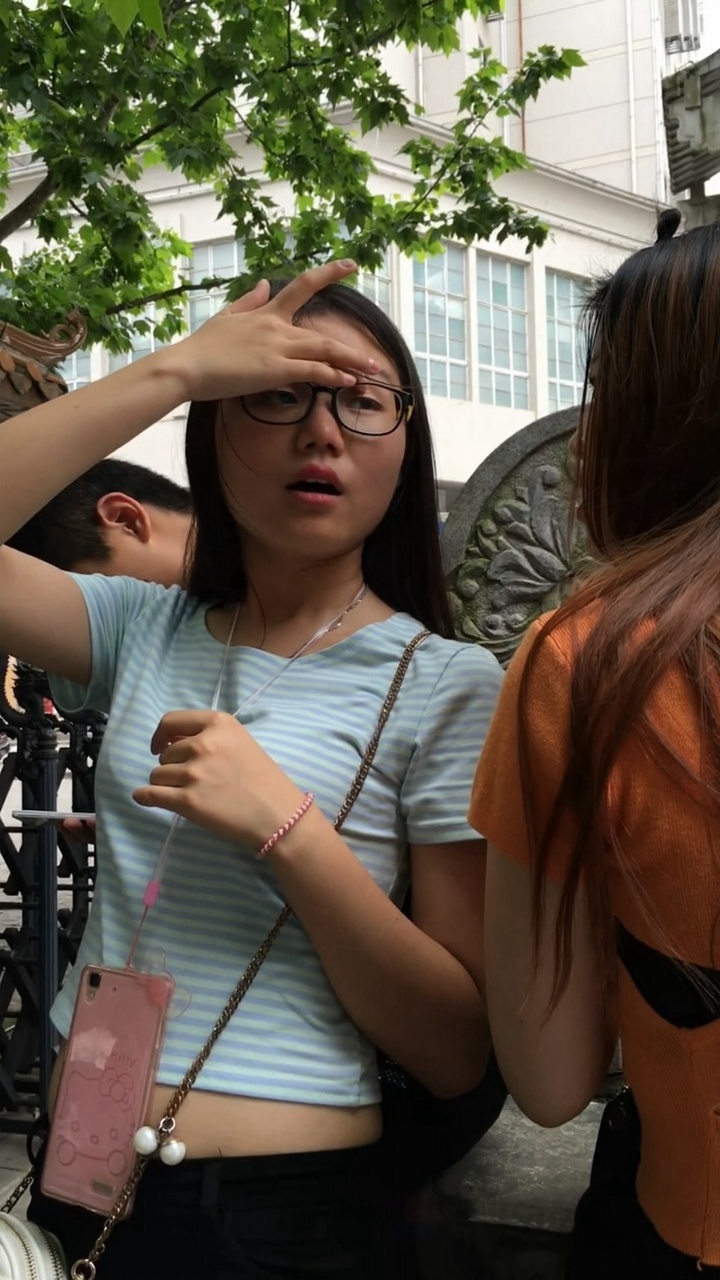 极品紧身黑裤丰臀眼镜妹[MP4/2GB]