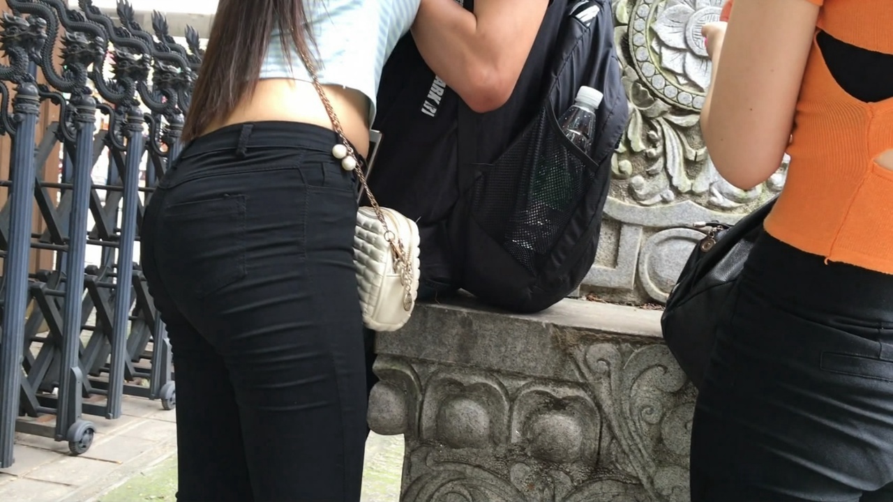 极品紧身黑裤丰臀眼镜妹[MP4/2GB]