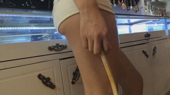 xinggan白色热裤老板娘，已经闻到她身上的气息