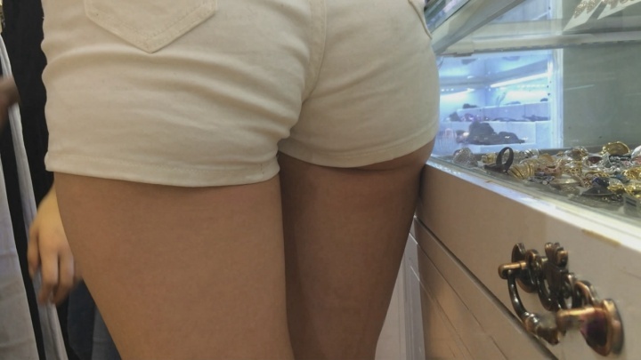 xinggan白色热裤老板娘，已经闻到她身上的气息