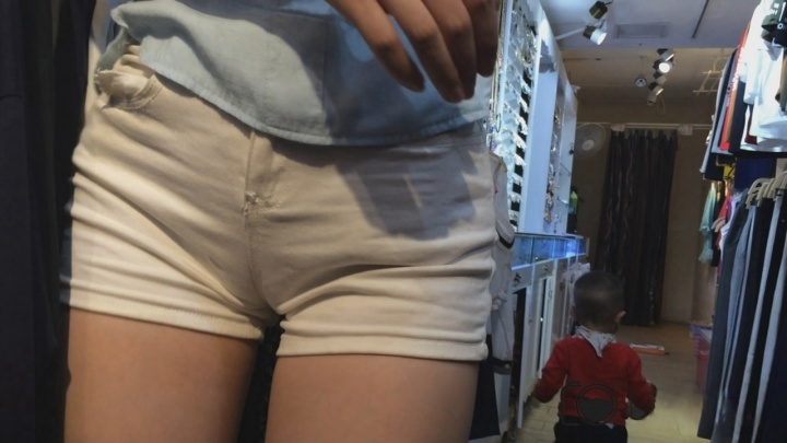 xinggan白色热裤老板娘，已经闻到她身上的气息