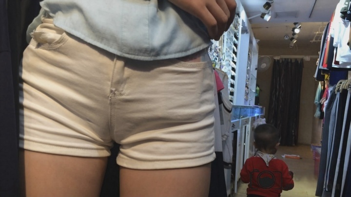 xinggan白色热裤老板娘，已经闻到她身上的气息