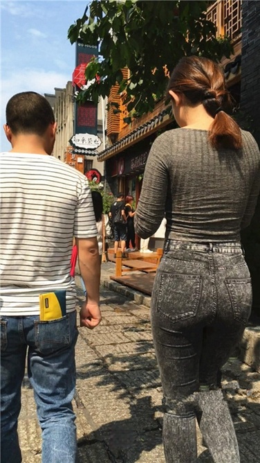 超极品细腰丰臀紧身牛仔美女[MP4]