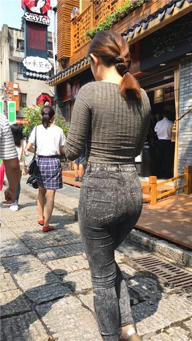 超极品细腰丰臀紧身牛仔美女[MP4]