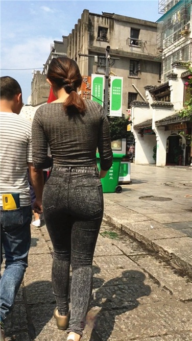 超极品细腰丰臀紧身牛仔美女[MP4]