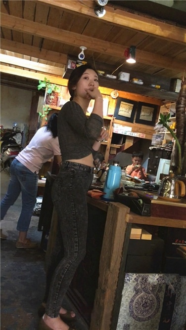 超极品细腰丰臀紧身牛仔美女[MP4]