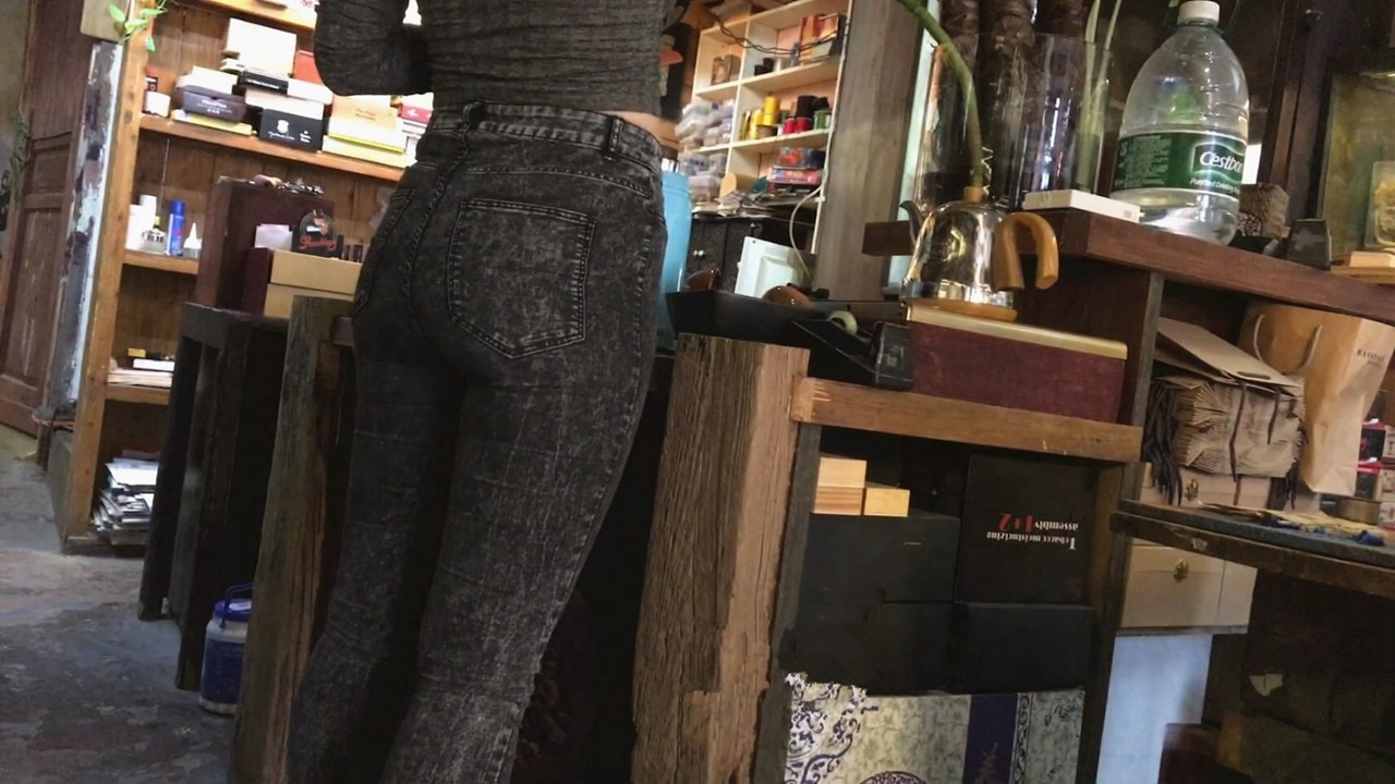 超极品细腰丰臀紧身牛仔美女[MP4]