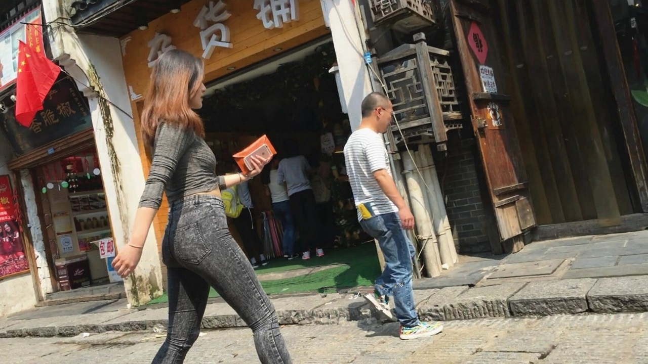 超极品细腰丰臀紧身牛仔美女[MP4]