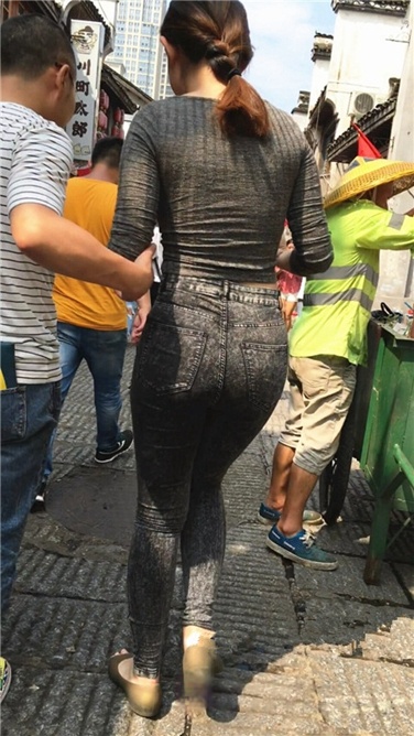 超极品细腰丰臀紧身牛仔美女[MP4]