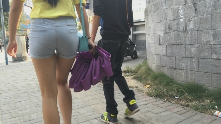 地铁超紧身黄裤女孩[MP4/4GB]