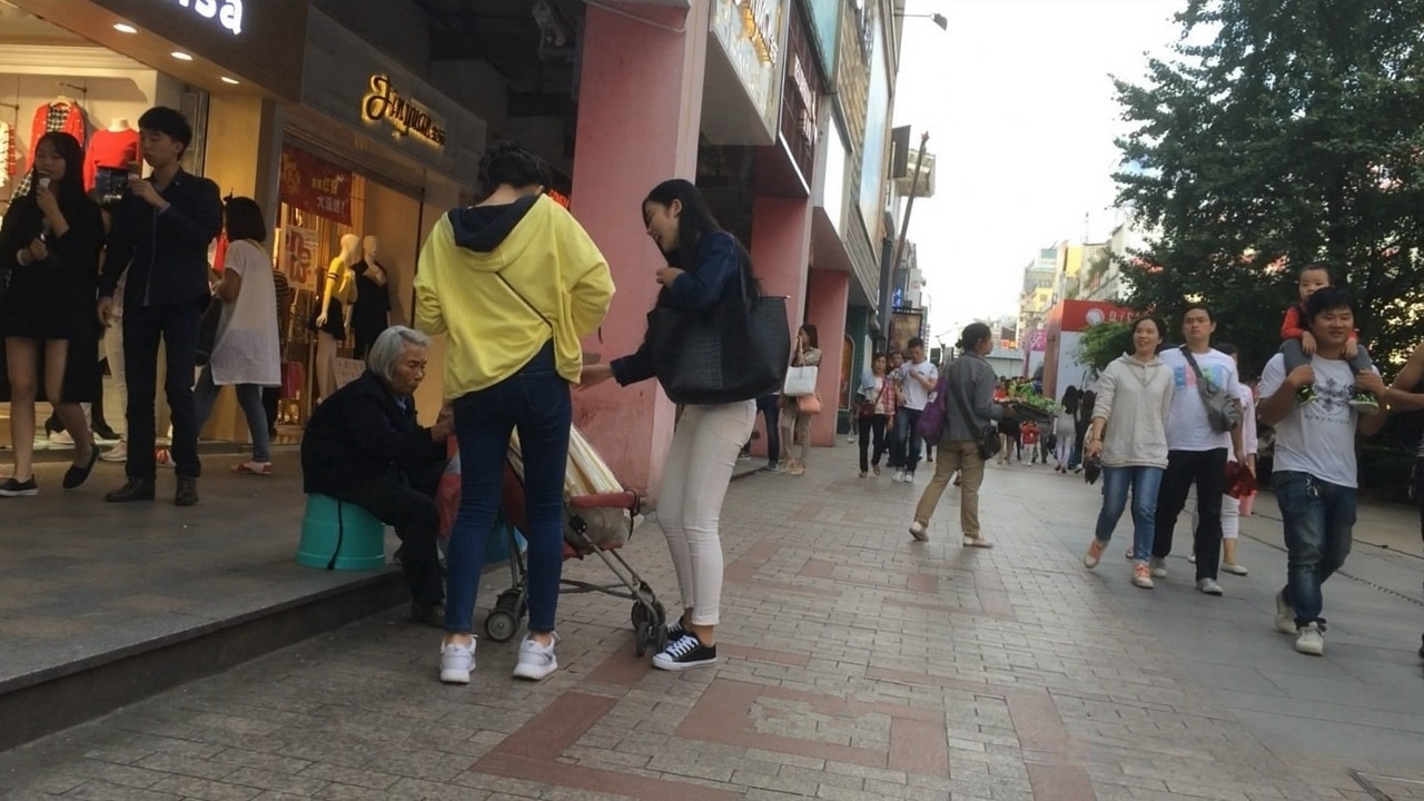 清秀的紧身白裤长发美女[MP4/2GB]