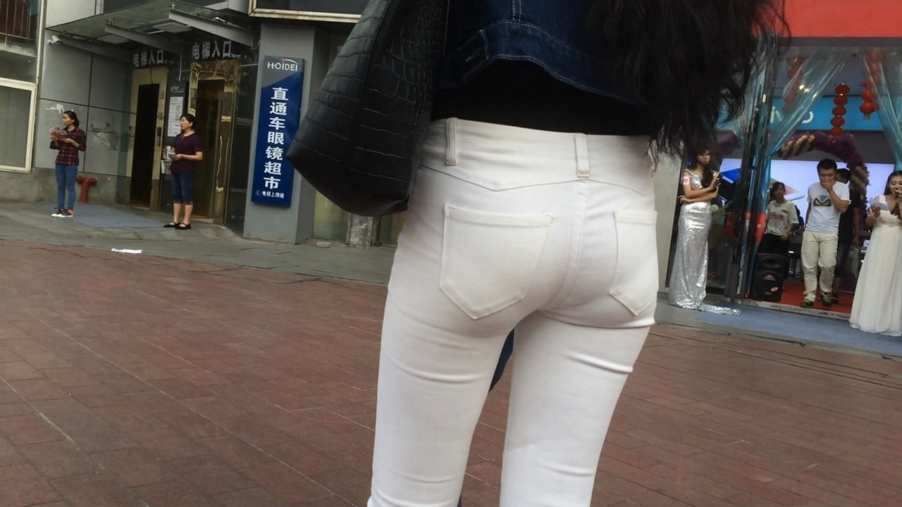 清秀的紧身白裤长发美女[MP4/2GB]