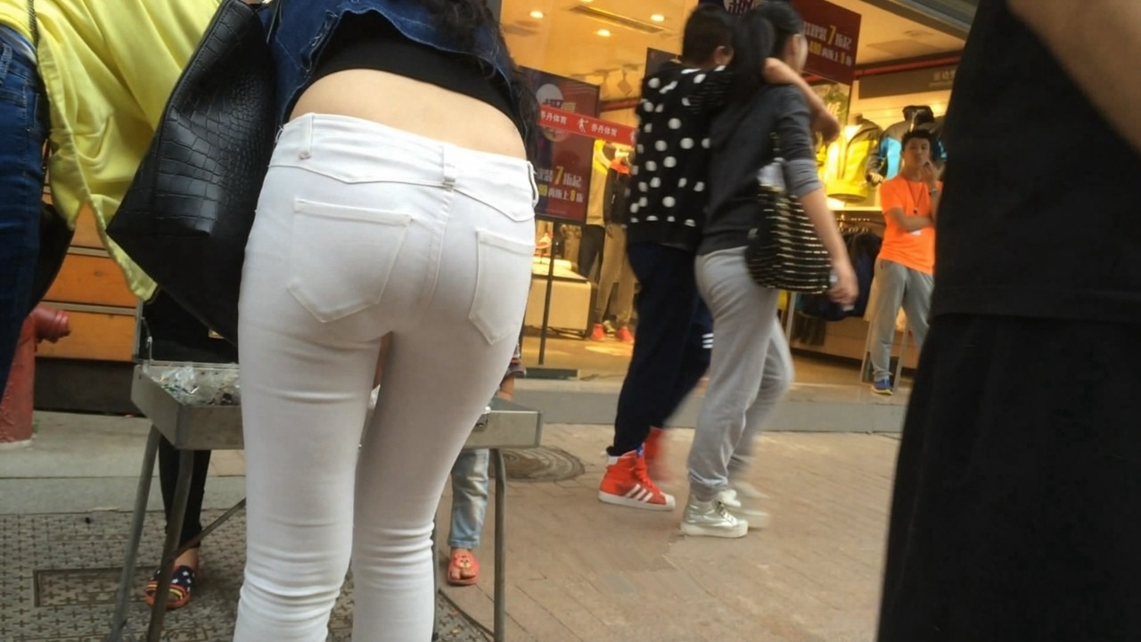 清秀的紧身白裤长发美女[MP4/2GB]