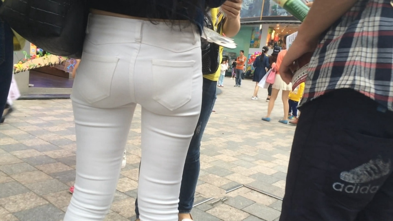 清秀的紧身白裤长发美女[MP4/2GB]