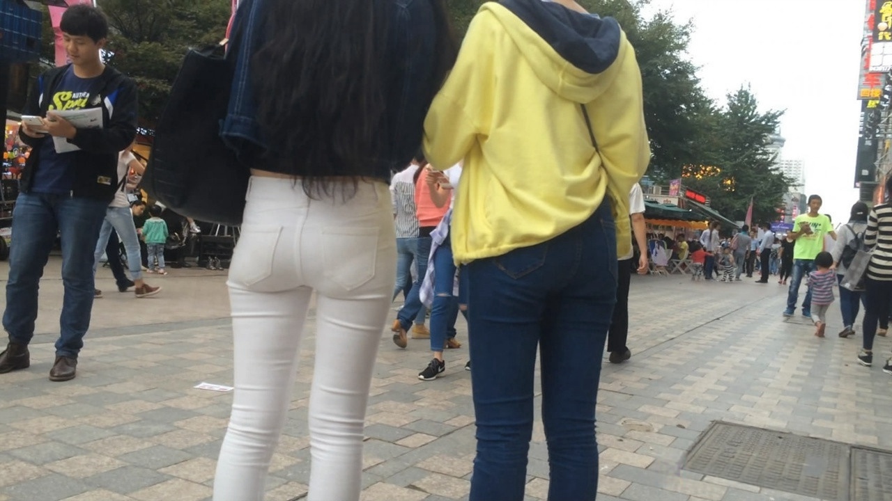 清秀的紧身白裤长发美女[MP4/2GB]