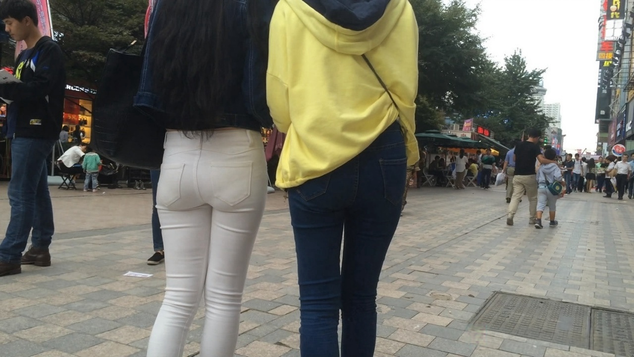 清秀的紧身白裤长发美女[MP4/2GB]