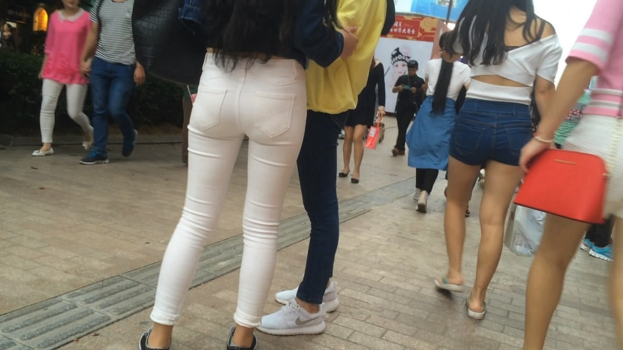 清秀的紧身白裤长发美女[MP4/2GB]