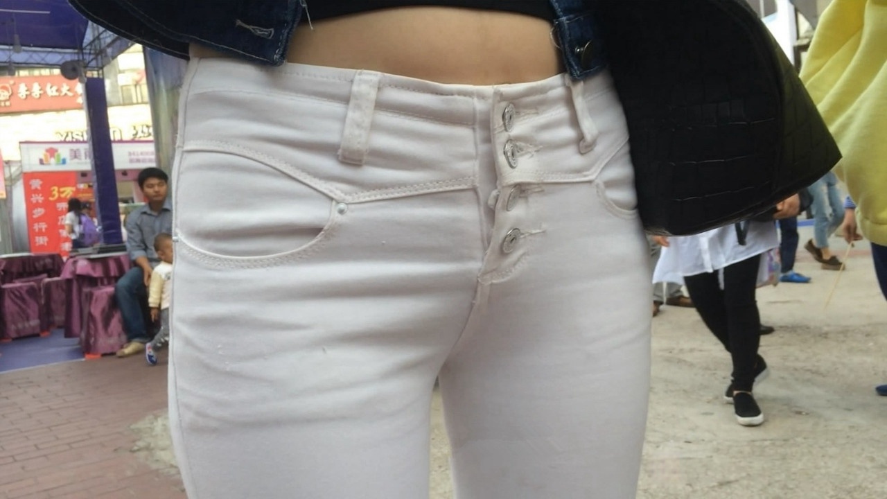 清秀的紧身白裤长发美女[MP4/2GB]