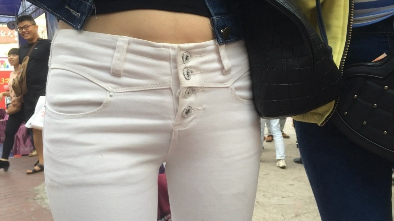 清秀的紧身白裤长发美女[MP4/2GB]