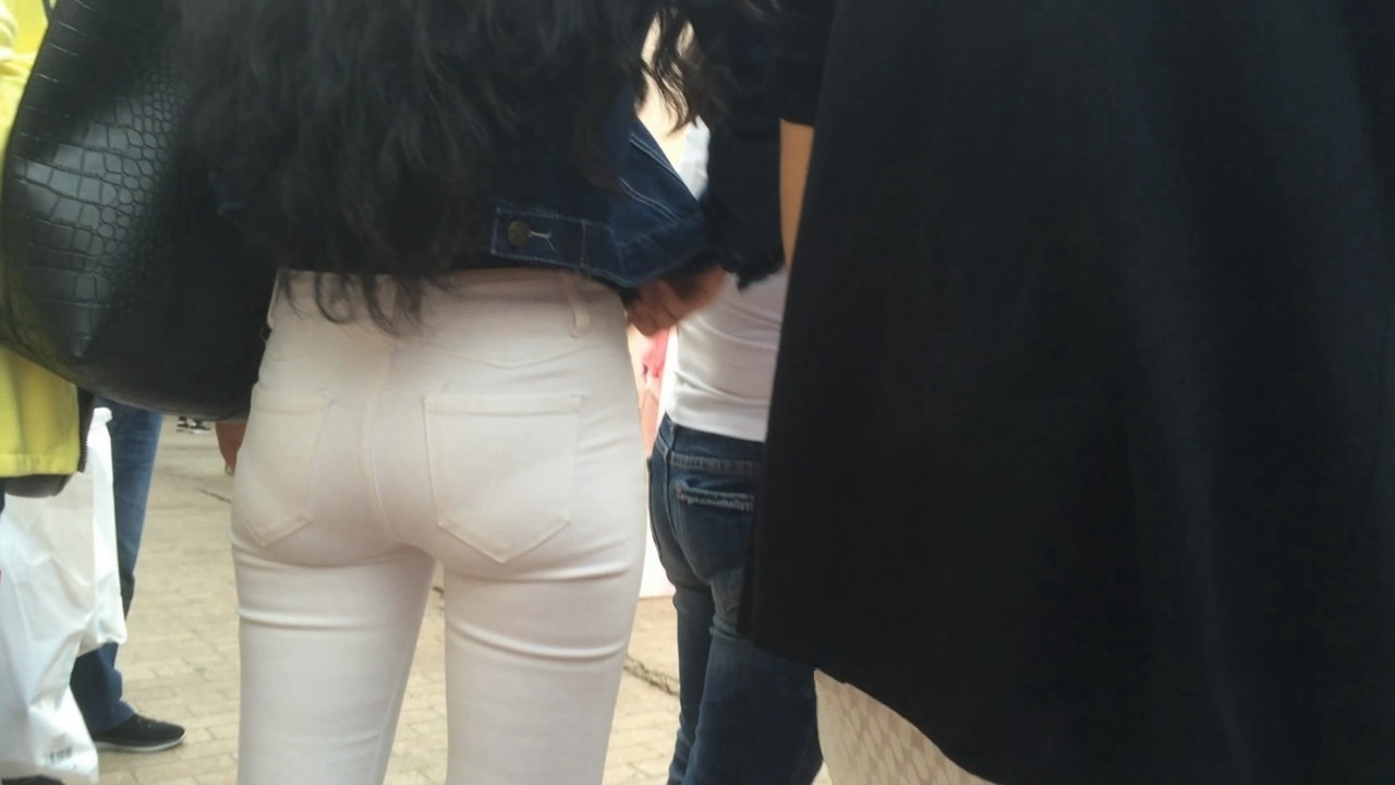 清秀的紧身白裤长发美女[MP4/2GB]