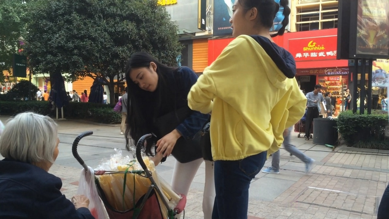 清秀的紧身白裤长发美女[MP4/2GB]