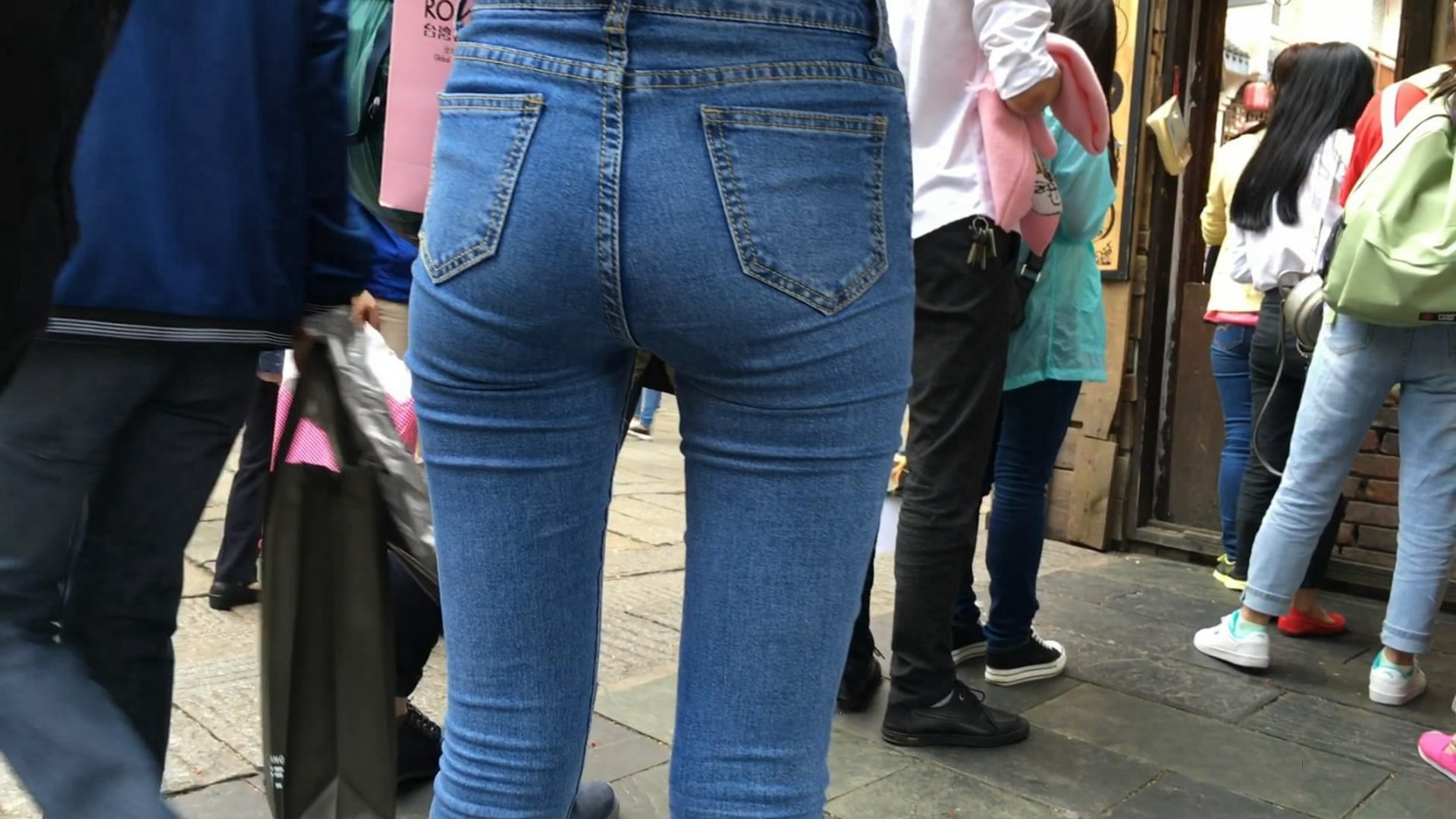 紧身蓝牛小翘屯美眉[MP4/1.5GB]