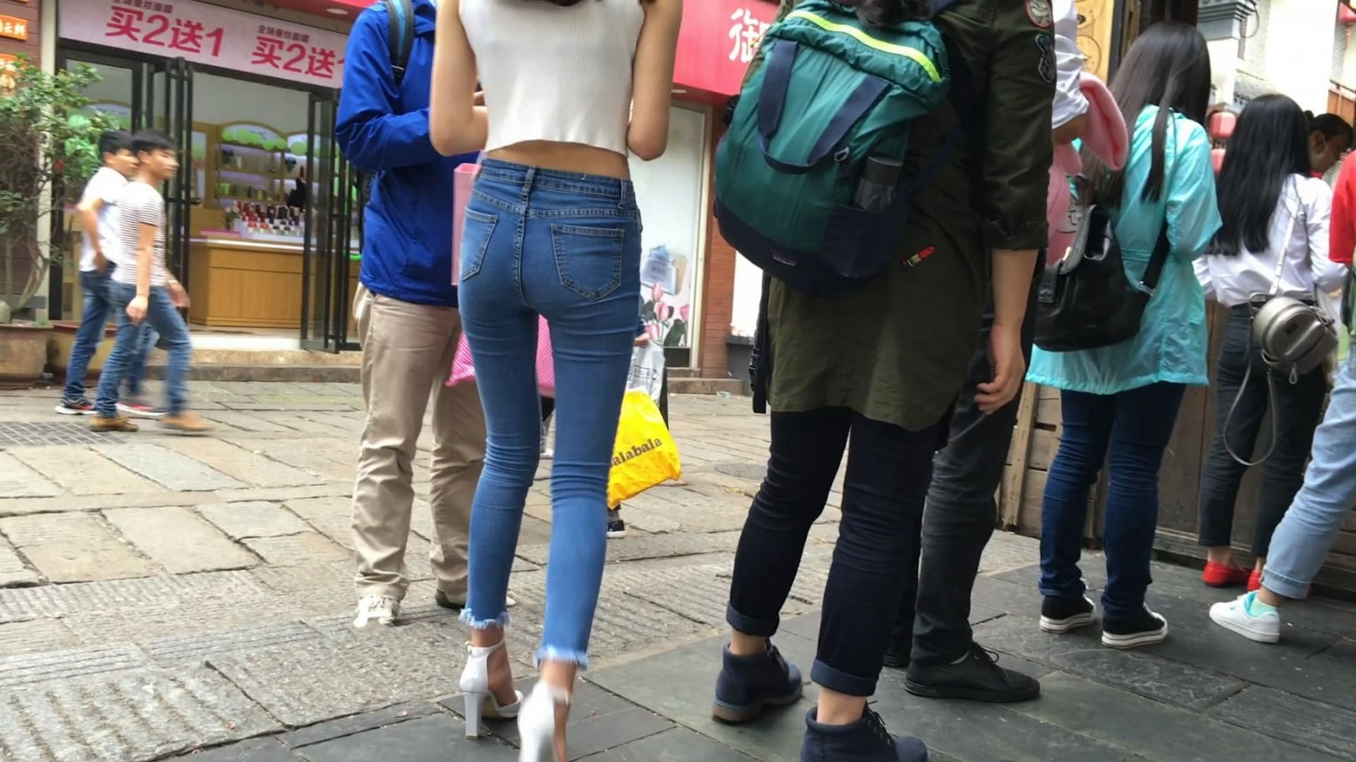 紧身蓝牛小翘屯美眉[MP4/1.5GB]