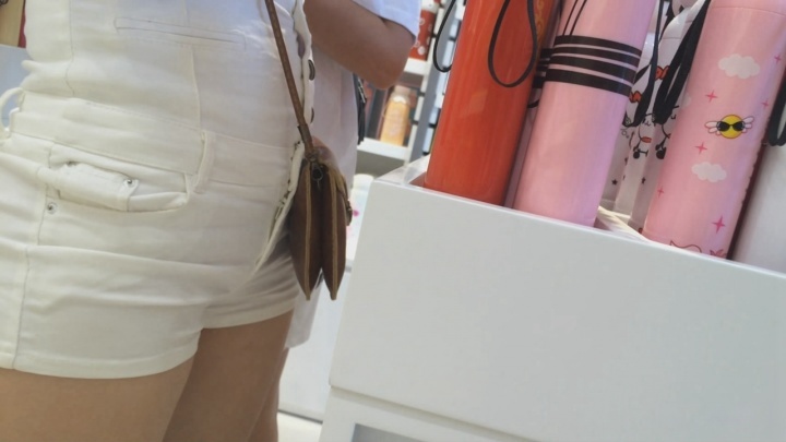 高腰紧身白色热裤美女[MP4/4GB]