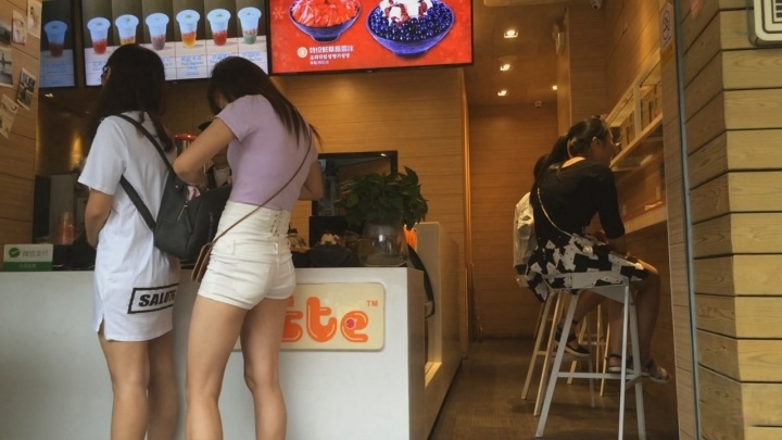 高腰紧身白色热裤美女[MP4/4GB]