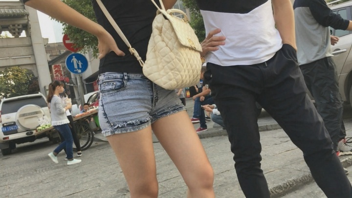 【狼哥最新原创作品】极品灰牛翘臀眼镜MM[MP4/4GB]