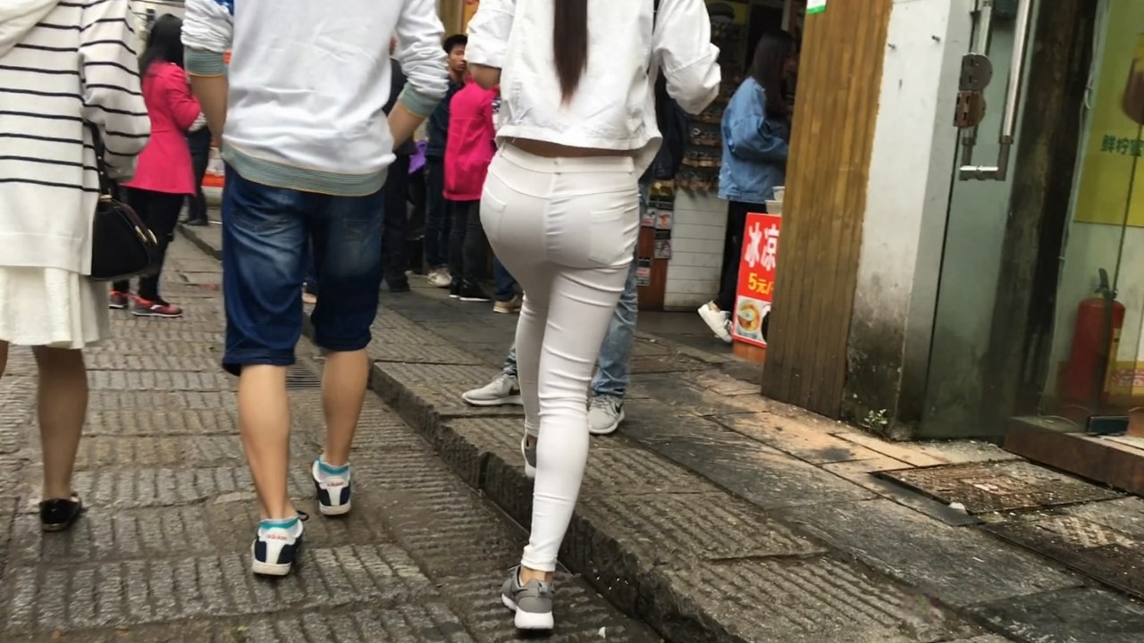 紧身白裤大翘臀长发MM[MP4/2GB]