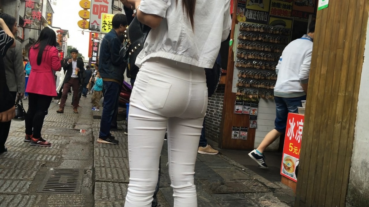 紧身白裤大翘臀长发MM[MP4/2GB]
