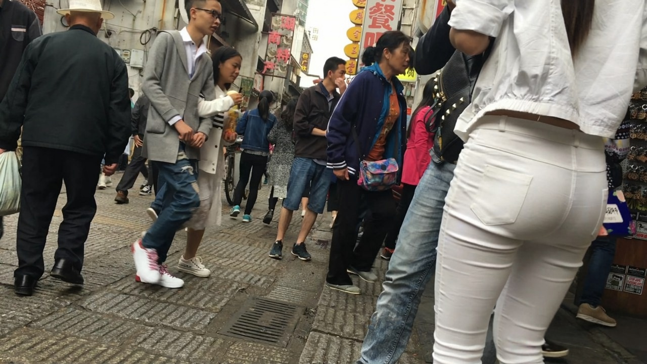 紧身白裤大翘臀长发MM[MP4/2GB]