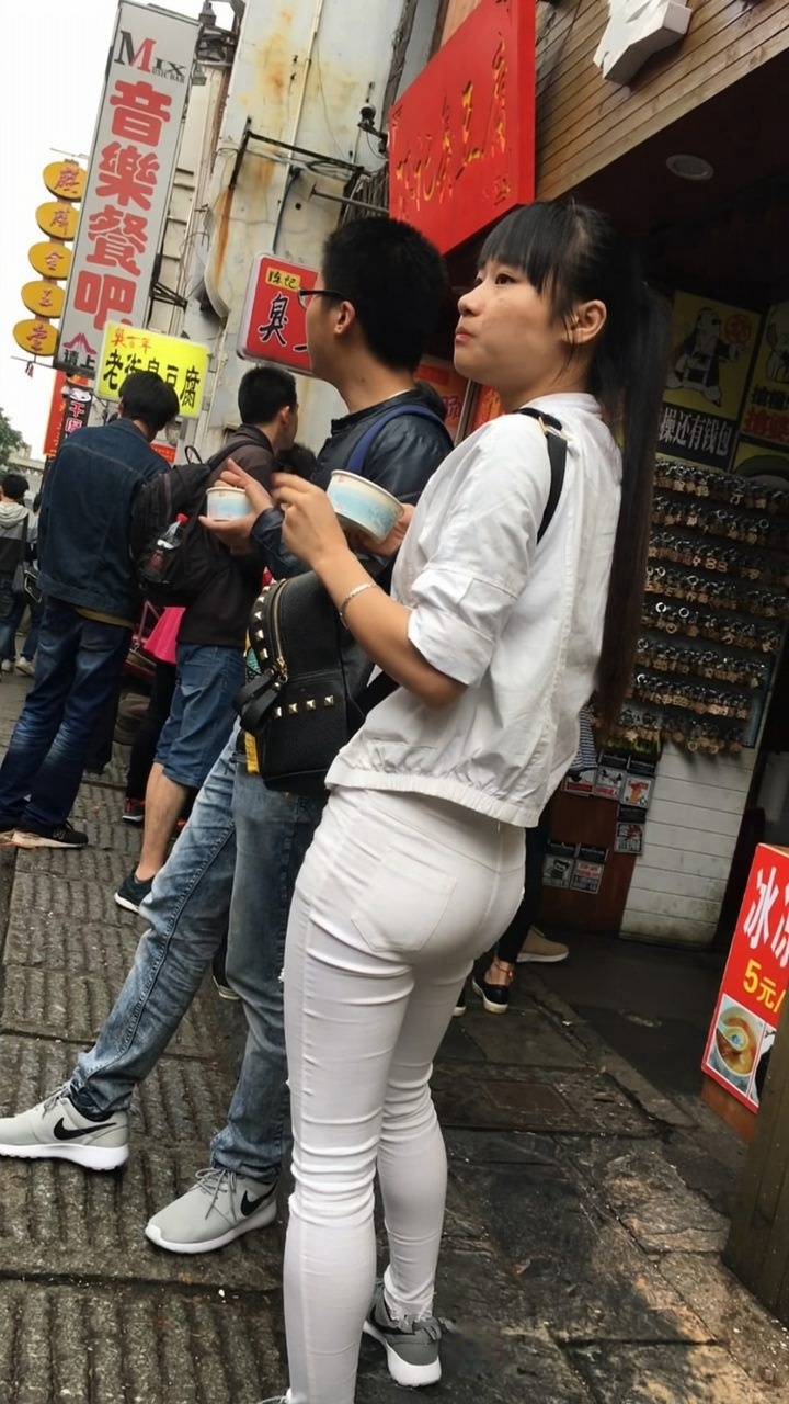 紧身白裤大翘臀长发MM[MP4/2GB]