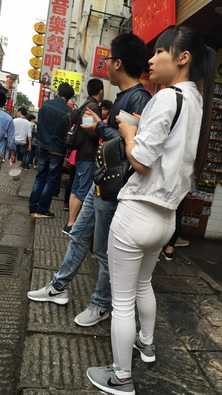 紧身白裤大翘臀长发MM[MP4/2GB]