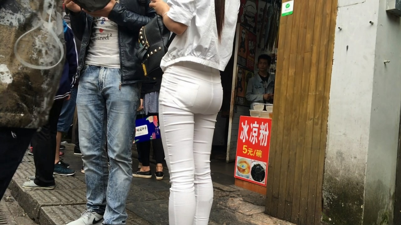 紧身白裤大翘臀长发MM[MP4/2GB]