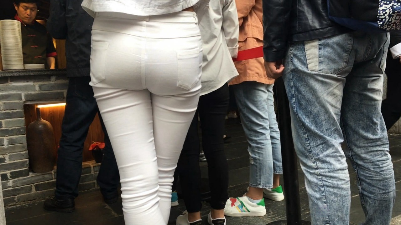 紧身白裤大翘臀长发MM[MP4/2GB]