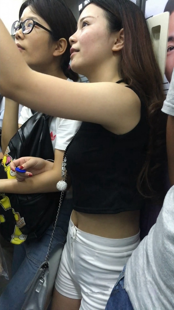 地铁白色热裤小翘臀美女[MP4/3GB]