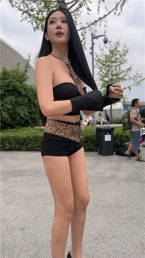 热裤长腿高跟美女[2.52G/MP4]