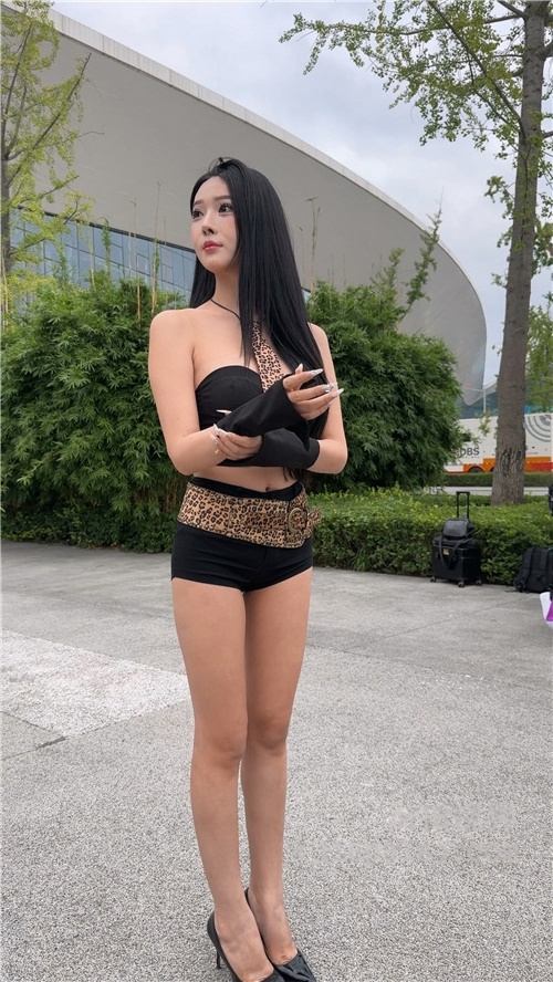 热裤长腿高跟美女[2.52G/MP4]