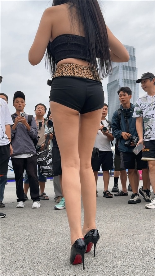 热裤长腿高跟美女[2.52G/MP4]