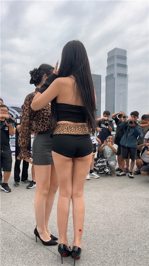 热裤长腿高跟美女[2.52G/MP4]