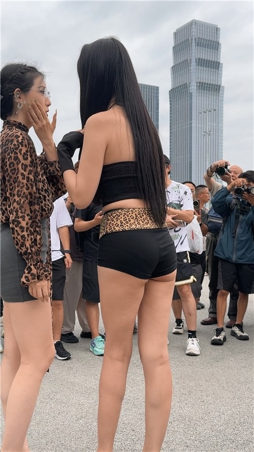 热裤长腿高跟美女[2.52G/MP4]