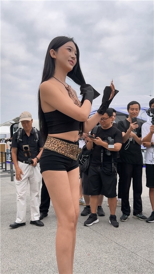 热裤长腿高跟美女[2.52G/MP4]