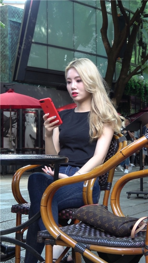 牛仔裤黄发美女[3.43G/MP4]