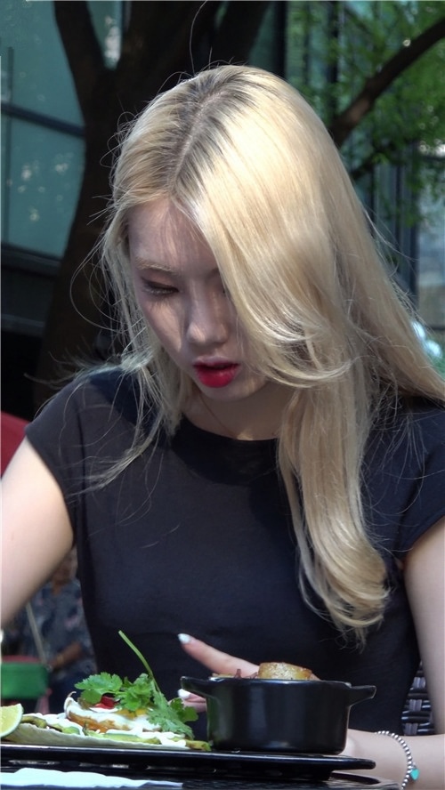 牛仔裤黄发美女[3.43G/MP4]