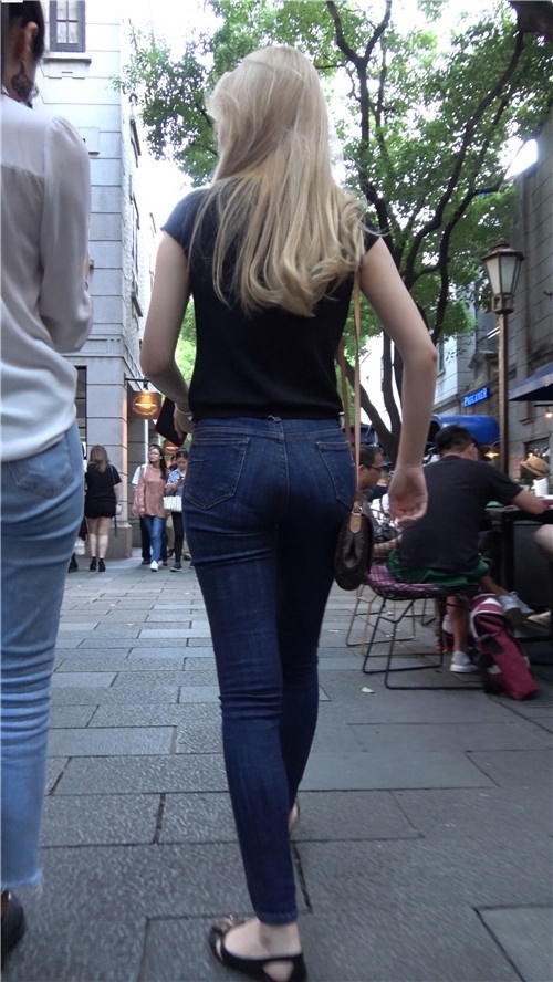 牛仔裤黄发美女[3.43G/MP4]