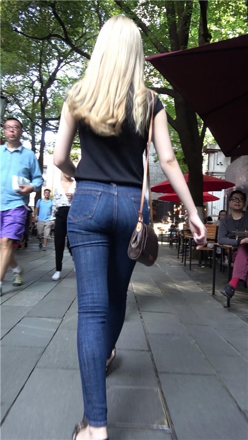 牛仔裤黄发美女[3.43G/MP4]